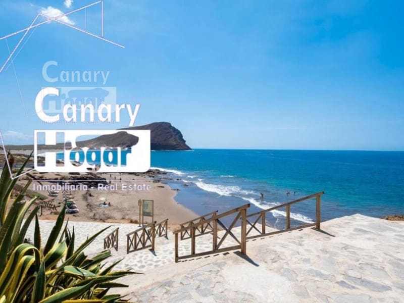 2 bedroom Villa for sale in Los Abrigos with garage - € 577,000 (Ref: 9834138)