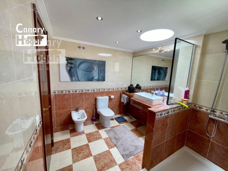 2 bedroom Villa for sale in Los Abrigos with garage - € 577,000 (Ref: 9834138)