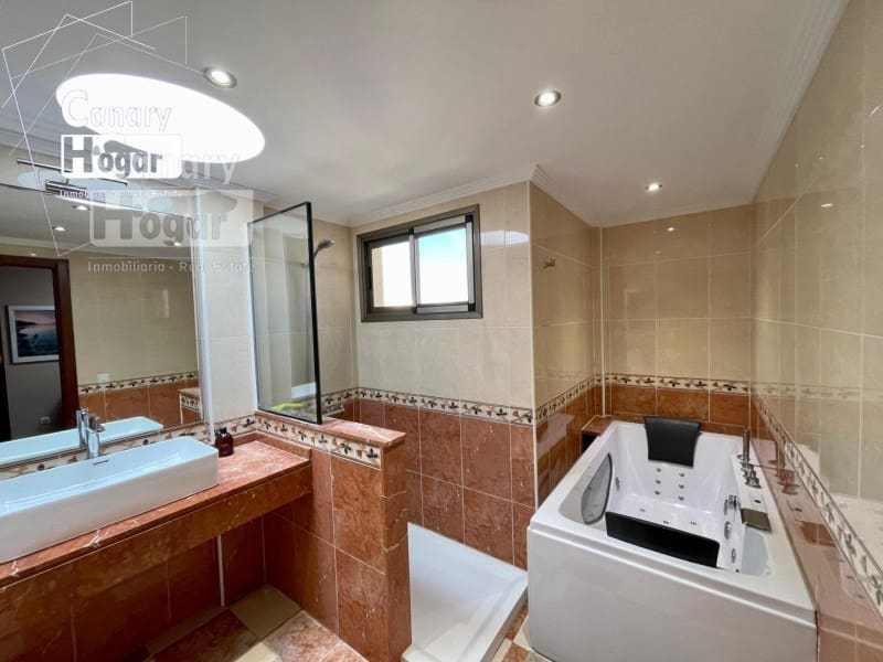 2 bedroom Villa for sale in Los Abrigos with garage - € 577,000 (Ref: 9834138)