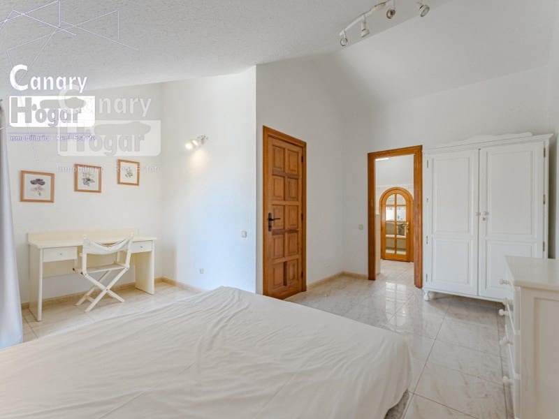4 bedroom Villa for sale in Playa de las Americas - € 880,000 (Ref: 9834151)