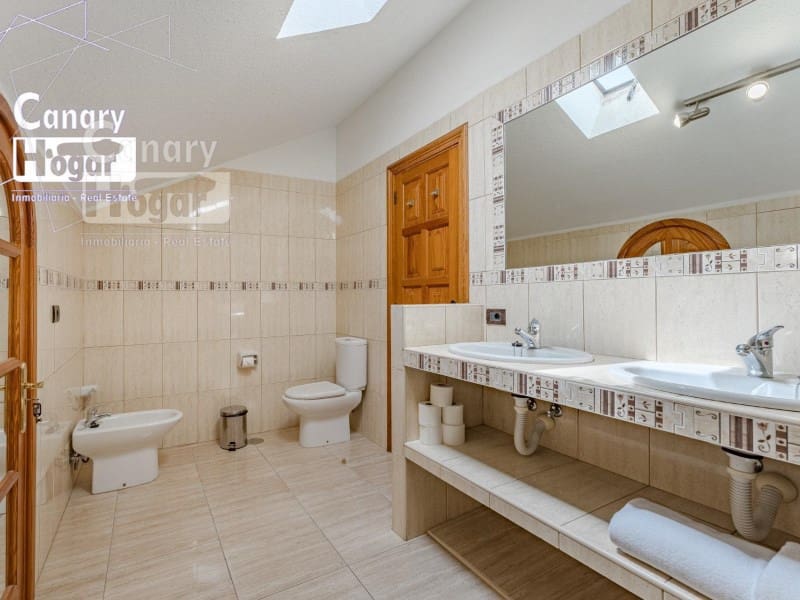 4 bedroom Villa for sale in Playa de las Americas - € 880,000 (Ref: 9834151)