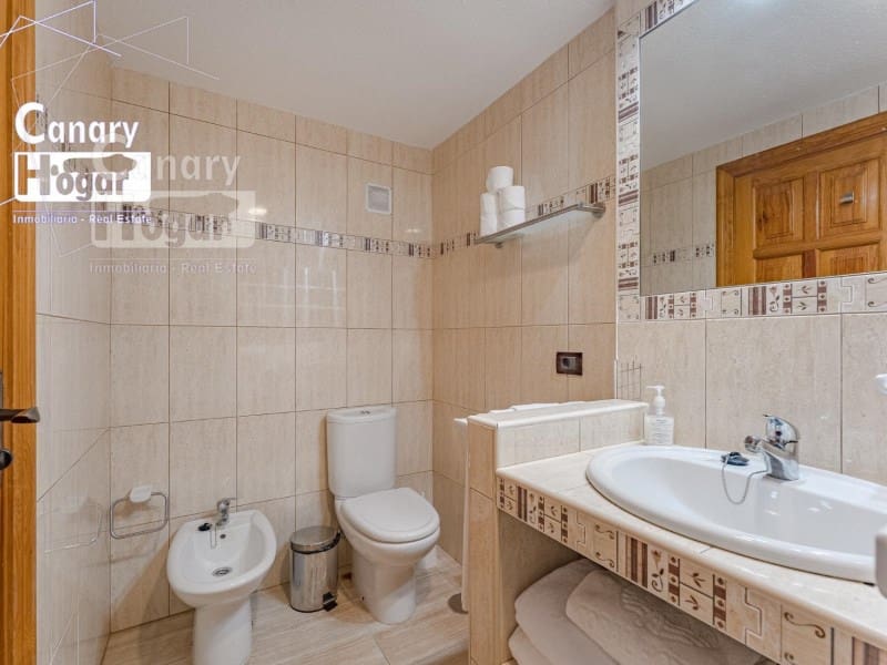 4 bedroom Villa for sale in Playa de las Americas - € 880,000 (Ref: 9834151)