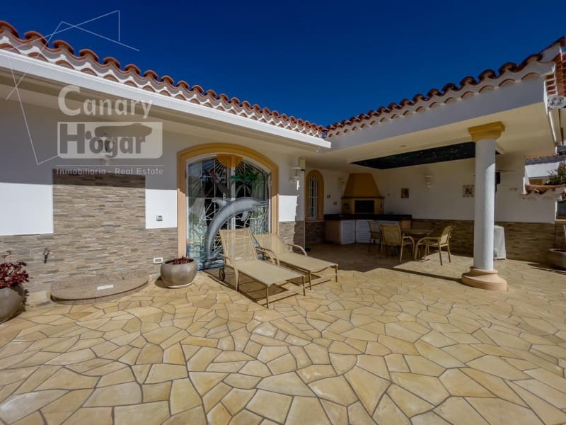 3 soveværelse Villa til salg i Playa del Duque med garage - € 2.999.000 (Ref: 9834152)