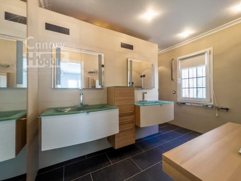 3 soveværelse Villa til salg i Playa del Duque med garage - € 2.999.000 (Ref: 9834152)