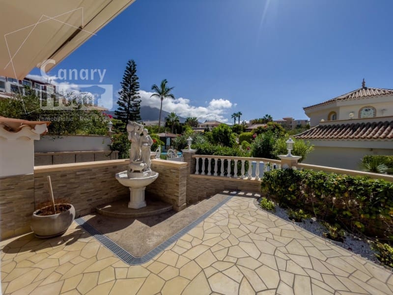 3 soveværelse Villa til salg i Playa del Duque med garage - € 2.999.000 (Ref: 9834152)