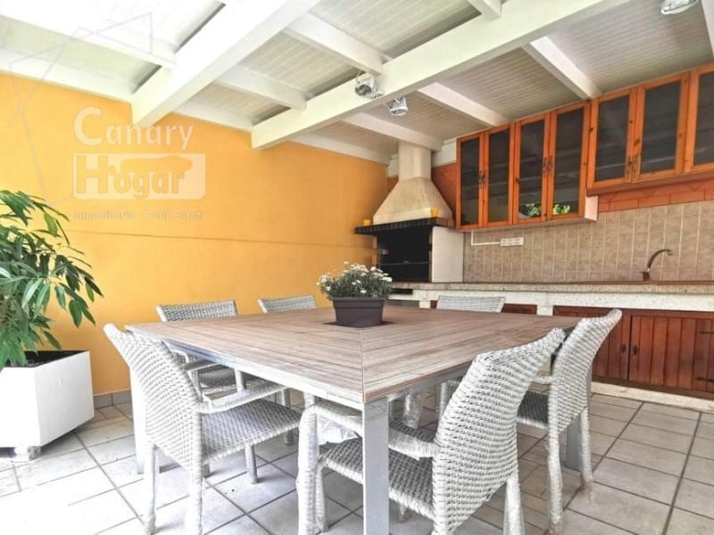 8 bedroom Villa for sale in Playa del Duque with pool garage - € 4,300,000 (Ref: 9834154)
