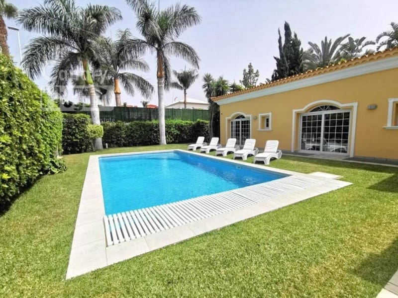 8 bedroom Villa for sale in Playa del Duque with pool garage - € 4,300,000 (Ref: 9834154)