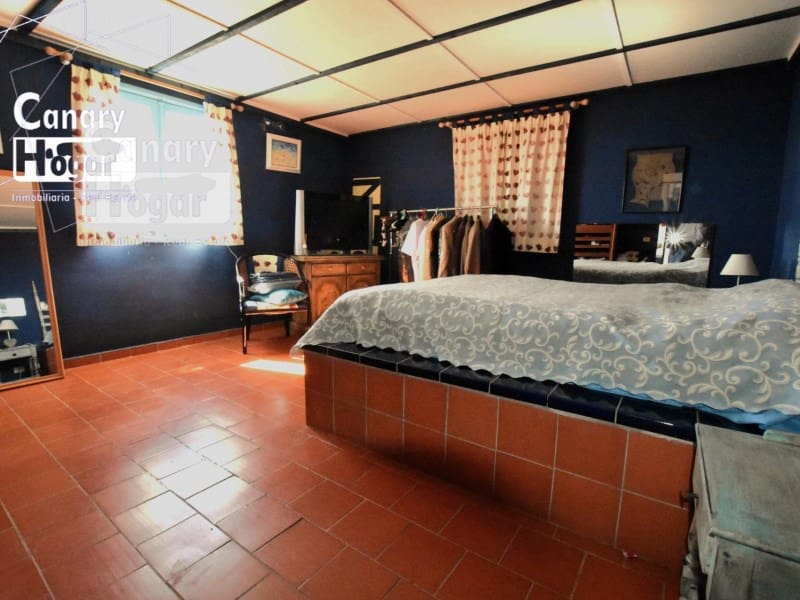4 bedroom Villa for sale in Adeje with garage - € 950,000 (Ref: 9834166)