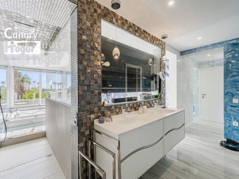 10 bedroom Villa for sale in Costa Adeje with pool garage - € 2,500,000 (Ref: 9834177)