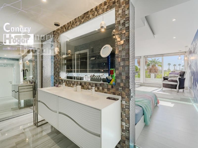 10 bedroom Villa for sale in Costa Adeje with pool garage - € 2,500,000 (Ref: 9834177)
