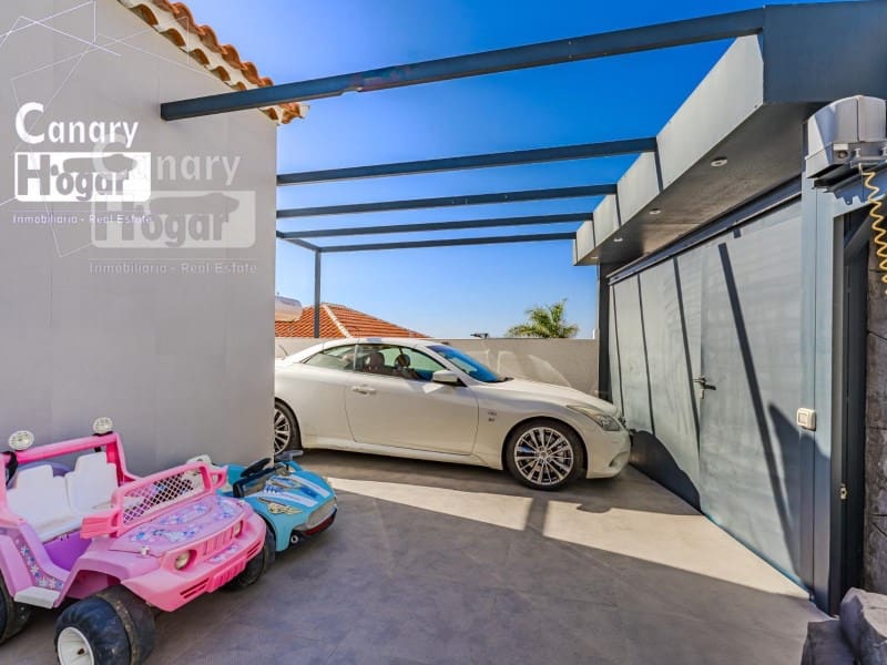 10 bedroom Villa for sale in Costa Adeje with pool garage - € 2,500,000 (Ref: 9834177)