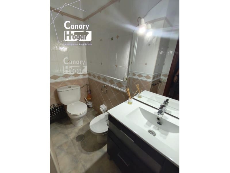 3 bedroom Apartment for sale in Los Cristianos with garage - € 549,000 (Ref: 9836409)