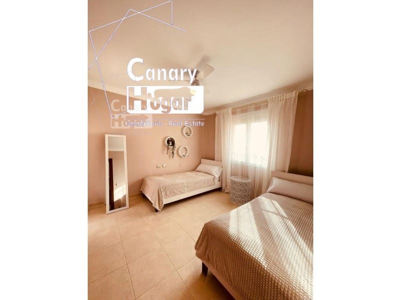 Chalet de 4 habitaciones en Los Cristianos en venta con piscina garaje - 775.000 € (Ref: 9840339)