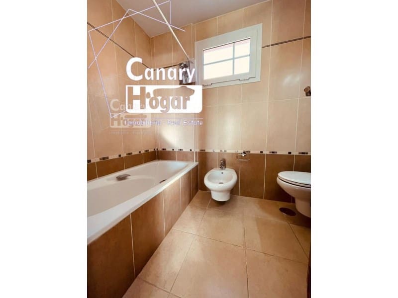 Chalet de 4 habitaciones en Los Cristianos en venta con piscina garaje - 775.000 € (Ref: 9840339)