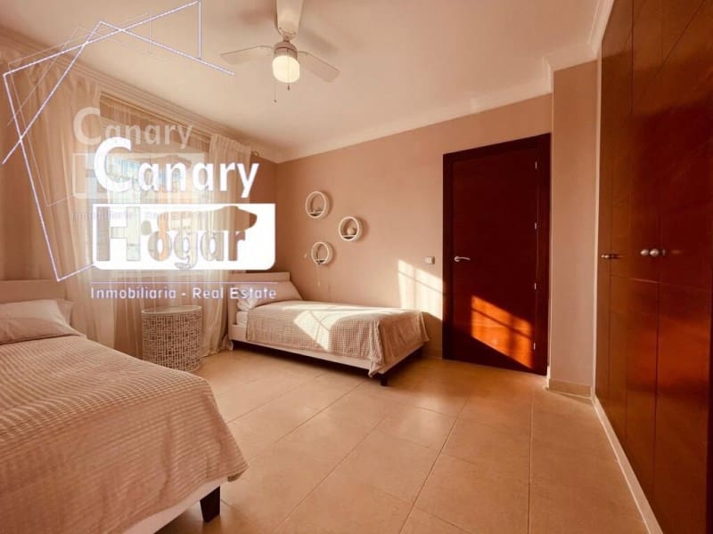 Chalet de 4 habitaciones en Los Cristianos en venta con piscina garaje - 775.000 € (Ref: 9840339)