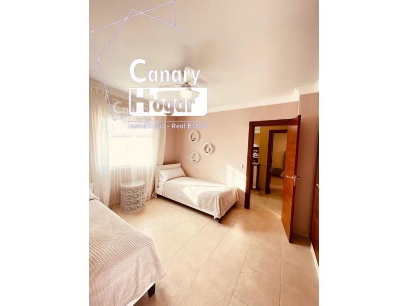 Chalet de 4 habitaciones en Los Cristianos en venta con piscina garaje - 775.000 € (Ref: 9840339)