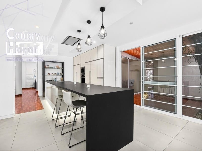 5 soverom Villa til salgs i Los Cristianos med svømmebasseng garasje - € 1 790 000 (Ref: 9840341)