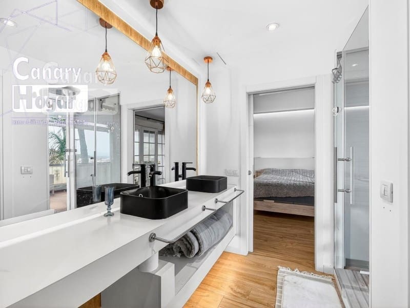 5 soverom Villa til salgs i Los Cristianos med svømmebasseng garasje - € 1 790 000 (Ref: 9840341)