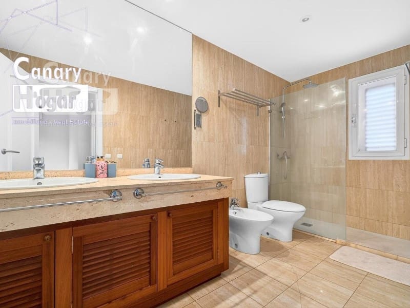 5 soverom Villa til salgs i Los Cristianos med svømmebasseng garasje - € 1 790 000 (Ref: 9840341)