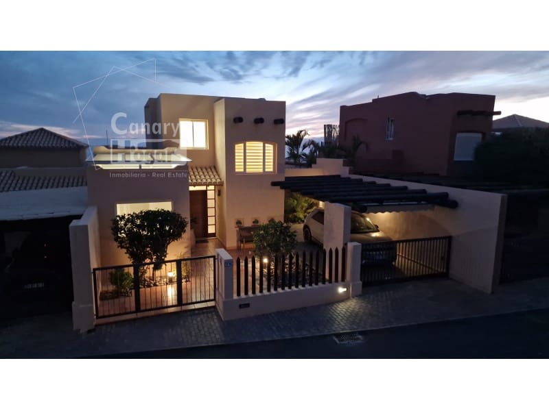 2 soverom Villa til salgs i La Caleta Adeje med svømmebasseng garasje - € 1 280 000 (Ref: 9962381)