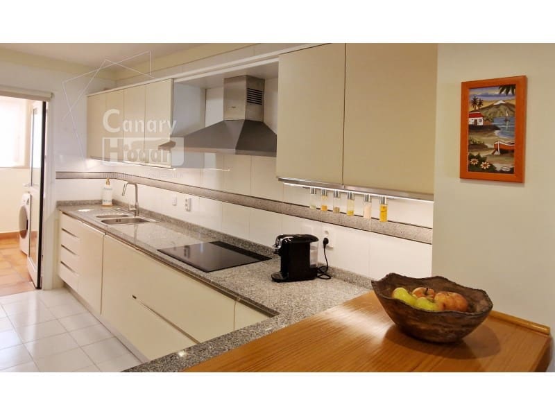 2 soverom Villa til salgs i La Caleta Adeje med svømmebasseng garasje - € 1 280 000 (Ref: 9962381)