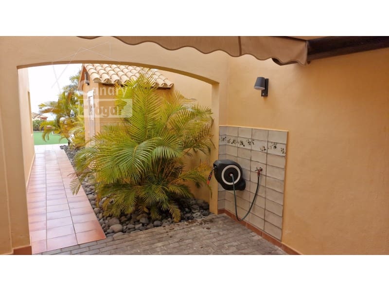 2 soverom Villa til salgs i La Caleta Adeje med svømmebasseng garasje - € 1 280 000 (Ref: 9962381)