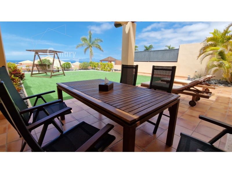 2 soverom Villa til salgs i La Caleta Adeje med svømmebasseng garasje - € 1 280 000 (Ref: 9962381)