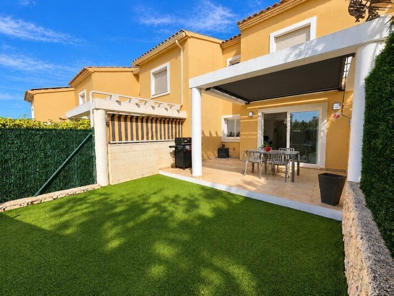 3 soverom Kjedet enebolig til salgs i Calpe / Calp med svømmebasseng garasje - € 320 000 (Ref: 10184146)
