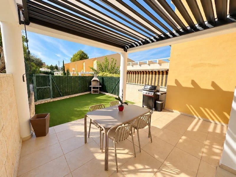 3 soverom Kjedet enebolig til salgs i Calpe / Calp med svømmebasseng garasje - € 320 000 (Ref: 10184146)