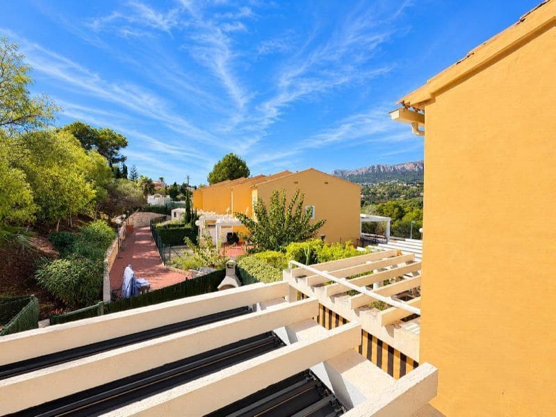 3 soverom Kjedet enebolig til salgs i Calpe / Calp med svømmebasseng garasje - € 320 000 (Ref: 10184146)