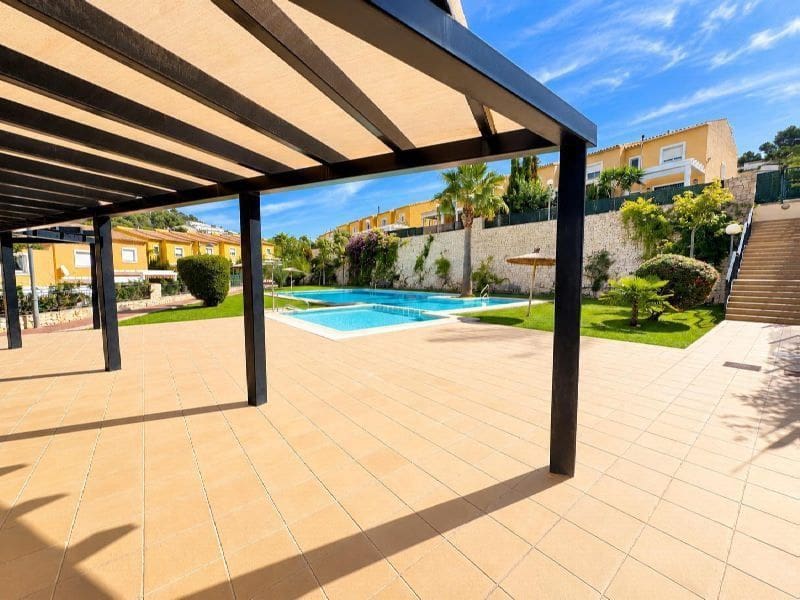 3 soverom Kjedet enebolig til salgs i Calpe / Calp med svømmebasseng garasje - € 320 000 (Ref: 10184146)