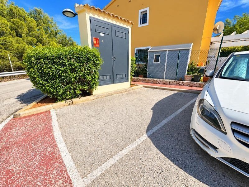 3 soverom Kjedet enebolig til salgs i Calpe / Calp med svømmebasseng garasje - € 320 000 (Ref: 10184146)