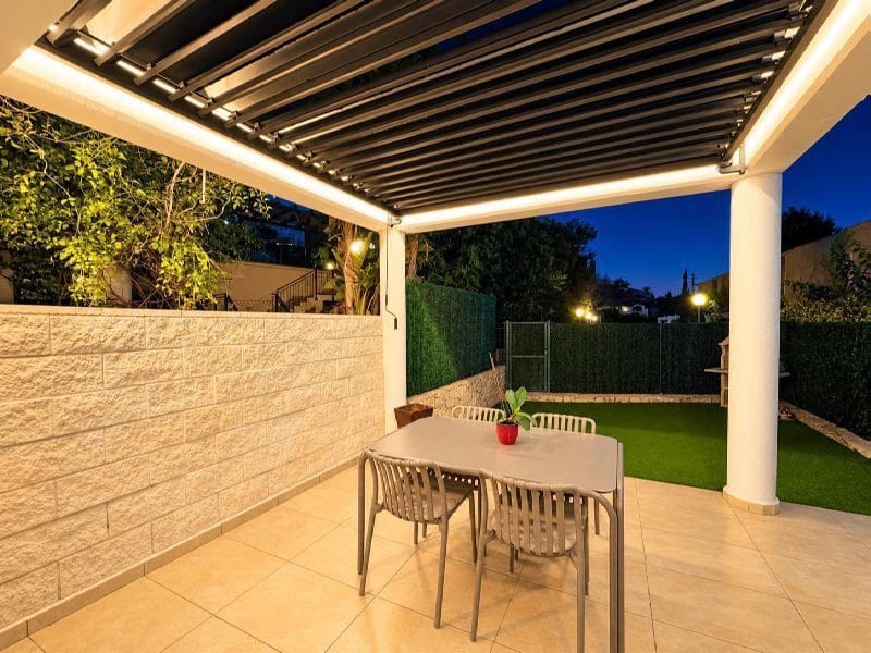 3 soverom Kjedet enebolig til salgs i Calpe / Calp med svømmebasseng garasje - € 320 000 (Ref: 10184146)