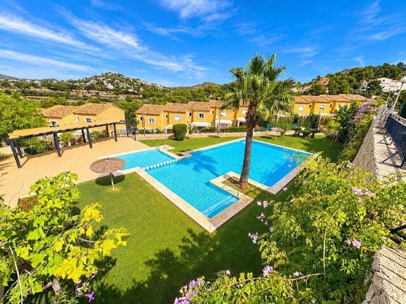 3 soverom Kjedet enebolig til salgs i Calpe / Calp med svømmebasseng garasje - € 320 000 (Ref: 10184146)