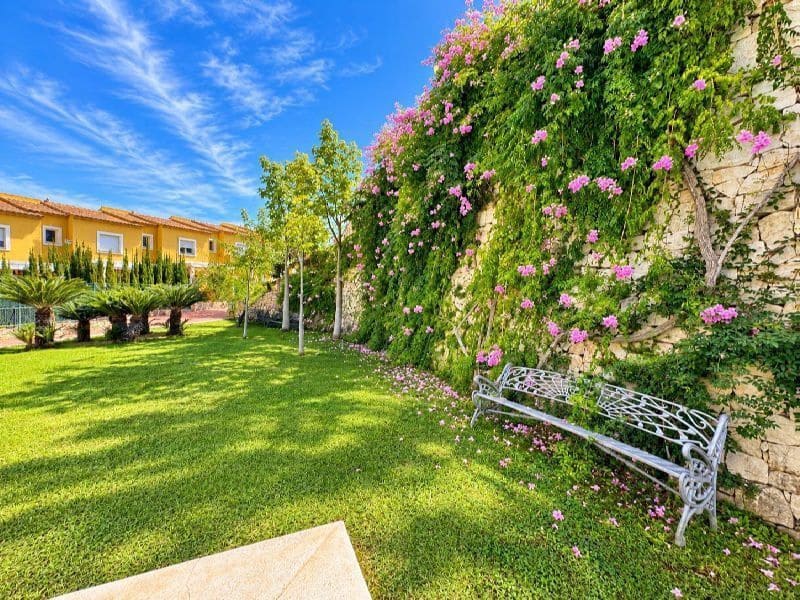 3 soverom Kjedet enebolig til salgs i Calpe / Calp med svømmebasseng garasje - € 320 000 (Ref: 10184146)