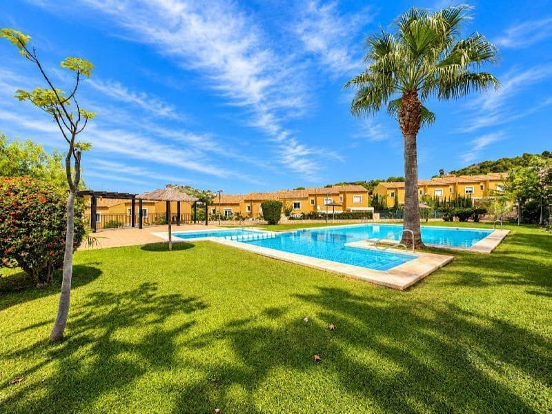 3 soverom Kjedet enebolig til salgs i Calpe / Calp med svømmebasseng garasje - € 320 000 (Ref: 10184146)