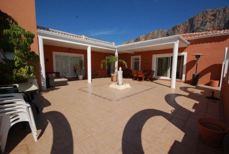 Chalet de 4 habitaciones en Javea / Xàbia en venta con piscina garaje - 850.000 € (Ref: 5556919)