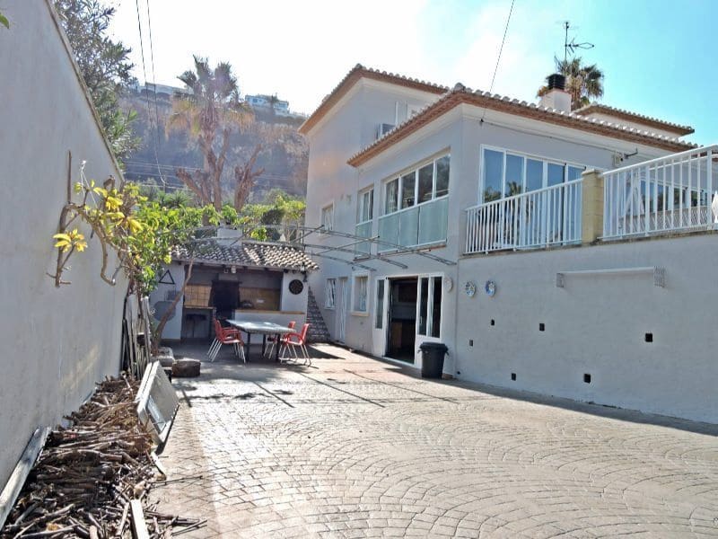 5 bedroom Villa for sale in Denia with pool garage - € 690,000 (Ref: 6368902)