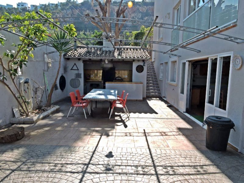 5 bedroom Villa for sale in Denia with pool garage - € 690,000 (Ref: 6368902)