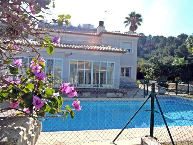 5 bedroom Villa for sale in Denia with pool garage - € 690,000 (Ref: 6368902)