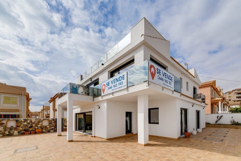 4 bedroom Villa for sale in Torrevieja with pool garage - € 990,000 (Ref: 7699401)