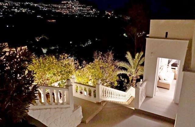 Chalet de 4 habitaciones en Altea en venta con piscina garaje - 645.000 € (Ref: 8215579)