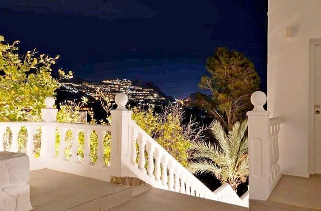 Chalet de 4 habitaciones en Altea en venta con piscina garaje - 645.000 € (Ref: 8215579)