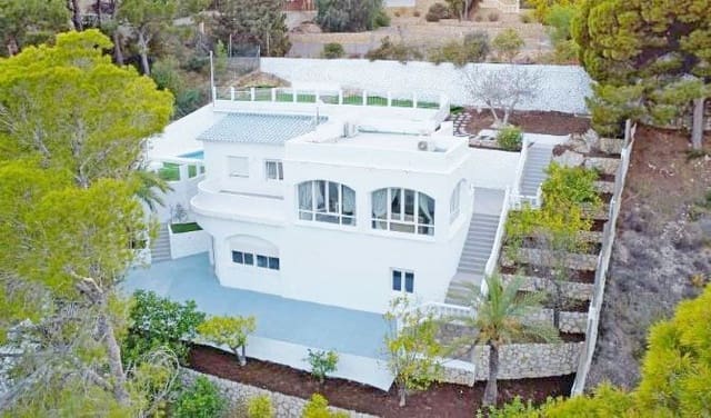 Chalet de 4 habitaciones en Altea en venta con piscina garaje - 645.000 € (Ref: 8215579)