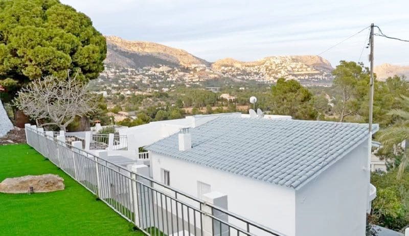 Chalet de 4 habitaciones en Altea en venta con piscina garaje - 645.000 € (Ref: 8215579)