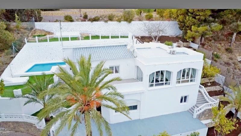 Chalet de 4 habitaciones en Altea en venta con piscina garaje - 645.000 € (Ref: 8215579)