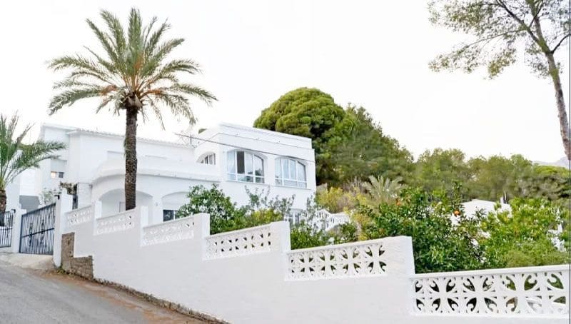 Chalet de 4 habitaciones en Altea en venta con piscina garaje - 645.000 € (Ref: 8215579)