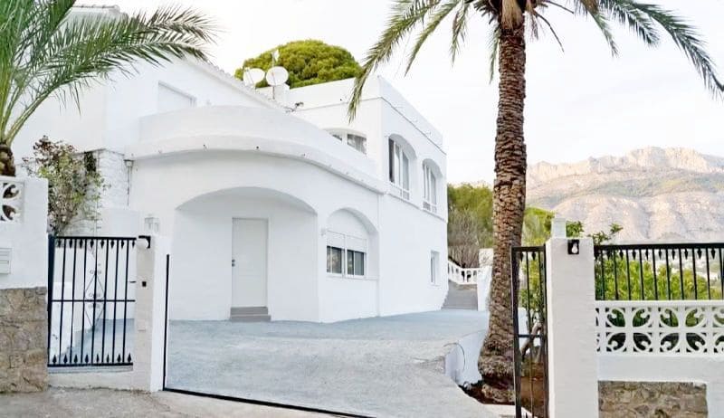 Chalet de 4 habitaciones en Altea en venta con piscina garaje - 645.000 € (Ref: 8215579)