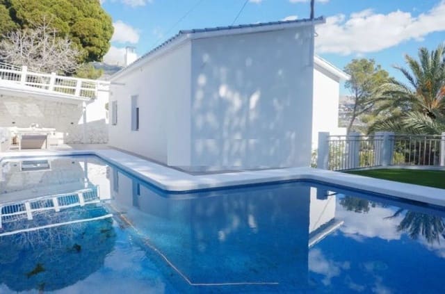 Chalet de 4 habitaciones en Altea en venta con piscina garaje - 645.000 € (Ref: 8215579)