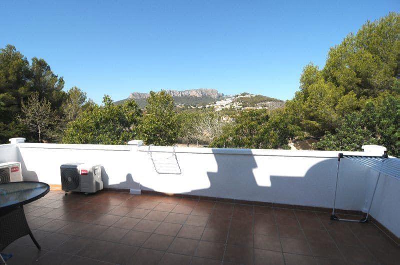 3 soverom Kjedet enebolig til salgs i Calpe / Calp med svømmebasseng garasje - € 480 000 (Ref: 8494768)